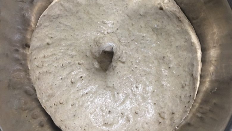 黑麦软欧包,夏天室温密封发酵至两倍大，用手指沾面粉戳洞不回缩，一发完成了。