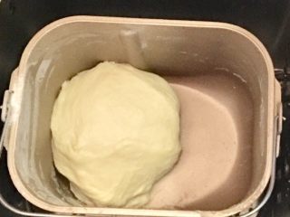 黑麦软欧包,将中种面团原材一次性倒入面包机揉顺滑即可，不用揉出手膜，密封保存放冰箱冷藏发酵17小时以上。