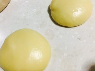 黑麦软欧包,麻薯评论分成三份，搓圆。