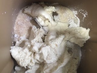 黑麦软欧包,除黄油外，一次性放入主面团原材、将中种面团撕成块放入面包机揉顺滑后，再加入黄油揉面。