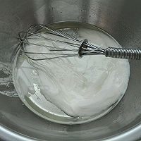 酸奶中空戚风蛋糕,酸奶加糖（10克）加玉米油搅打乳化状态