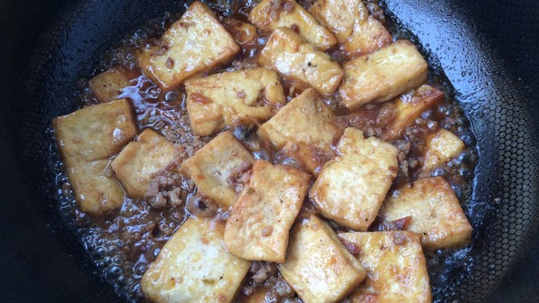 香煎豆腐,放入煎好的豆腐块，轻轻颠炒均匀，焖至汤汁快收干时，出锅装盘