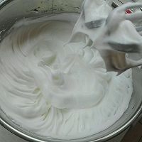 酸奶中空戚风蛋糕,糖（60克）分三次放入蛋清中打发成提起打蛋器有直立尖头