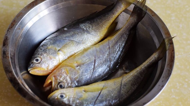 香煎黄花鱼,将鱼置入一容器中；