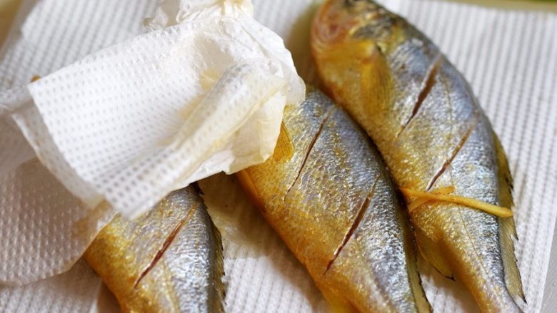 香煎黄花鱼,腌制好的鱼用厨房纸擦干表面水份；