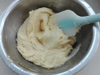 奶酥植物油曲奇,用硅胶刀拌至无干粉即可，不可过度搅拌（面粉吸水性不同，感觉干可以略加少量奶）；