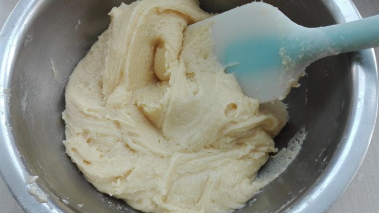 奶酥植物油曲奇,用硅胶刀拌至无干粉即可，不可过度搅拌（面粉吸水性不同，感觉干可以略加少量奶）；