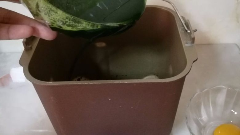 挤挤小面包-绿豆蛙表情包,将菠菜汁倒入面包机桶中