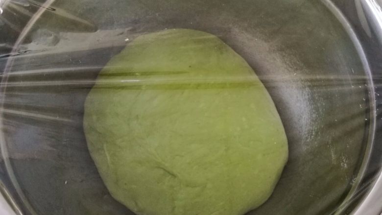 挤挤小面包-绿豆蛙表情包,将揉好的面团放入干净无水的盆中，盖上保鲜膜