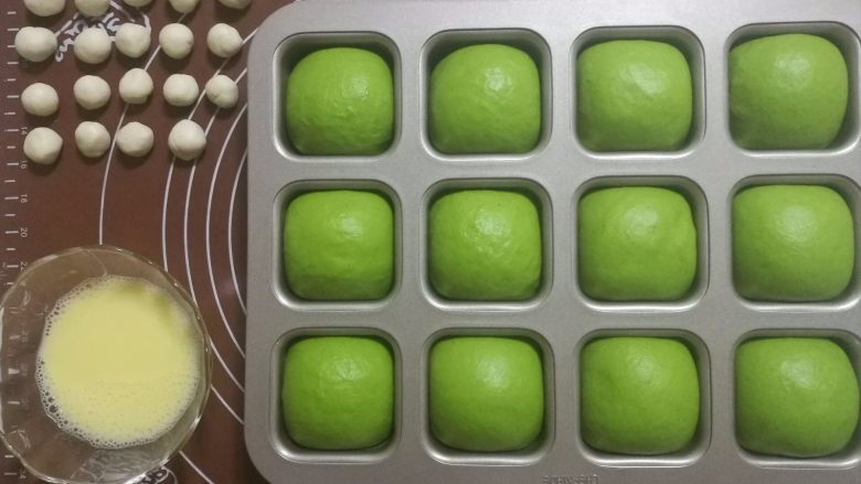 挤挤小面包-绿豆蛙表情包,二发好的面团从发酵箱中拿出来，烤箱170摄氏度预热。