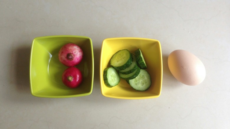 蛋沙拉三明治,准备做蛋沙拉的食材，<a style='color:red;display:inline-block;' href='/shicai/ 2566'>樱桃萝卜</a>洗干净，沥干水分。