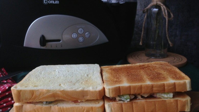 蛋沙拉三明治,用另一片烤好的面包片盖上。