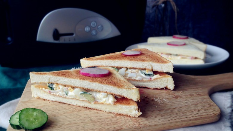 蛋沙拉三明治,对角线切开即可。