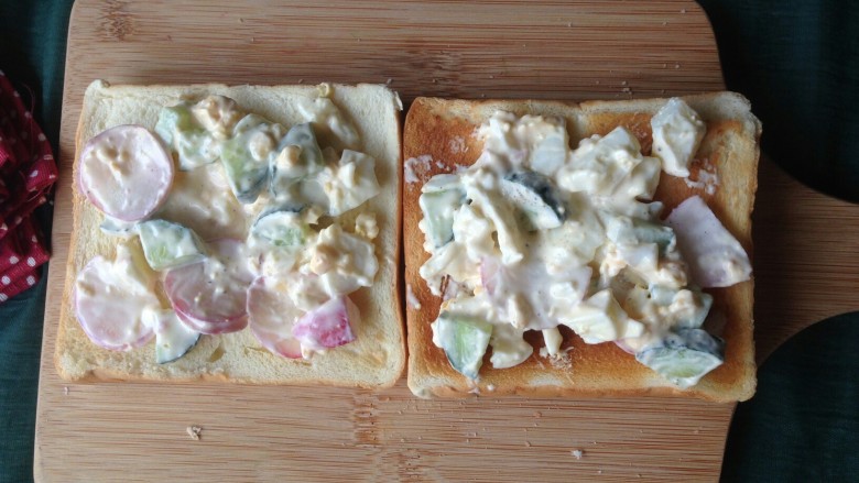 蛋沙拉三明治,在面包片上面抹上蛋沙拉。
