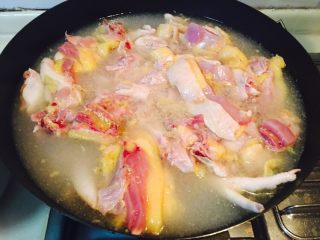 土鸡汤,切块后的鸡，和冷水一起放到铁锅，煮开。