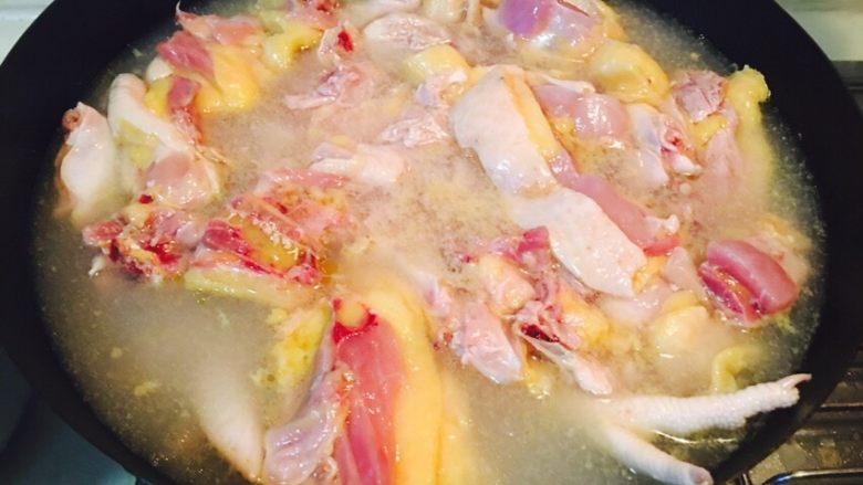 土鸡汤,切块后的鸡，和冷<a style='color:red;display:inline-block;' href='/shicai/ 156925'>水</a>一起放到铁锅，煮开。