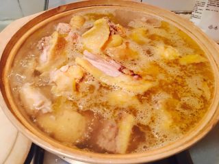 土鸡汤,水开后，小火慢慢的炖。