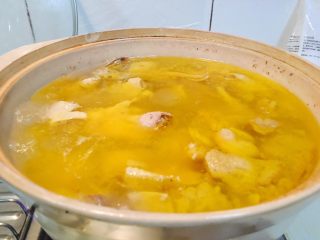 土鸡汤,炖好的鸡汤，金灿灿的，好香。
