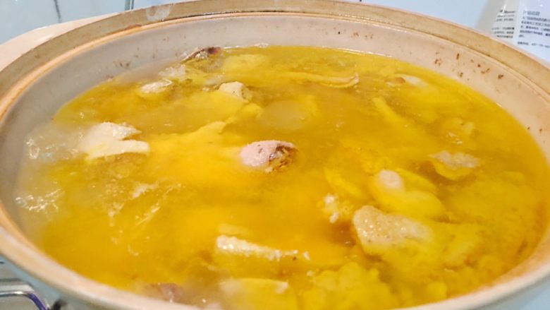 土鸡汤,炖好的鸡汤，金灿灿的，好香。