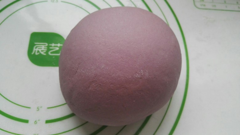 紫薯皮鸭蛋韭菜粉条馅素饺子(一饺两吃),取出揉光滑。