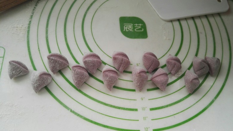 紫薯皮鸭蛋韭菜粉条馅素饺子(一饺两吃),用刮刀切成大小均匀的面剂。