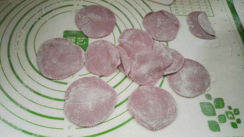 紫薯皮鸭蛋韭菜粉条馅素饺子(一饺两吃),分别擀开。