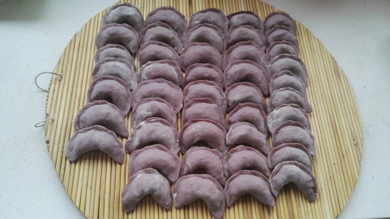 紫薯皮鸭蛋韭菜粉条馅素饺子(一饺两吃),剩下的面团和馅料放冰箱冷藏，第二天早上包制好。