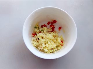 青菜素面,辣椒，生姜，蒜米切成小颗粒待用