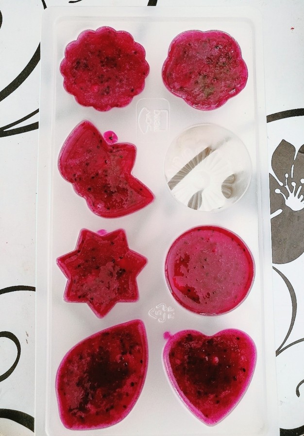 火龙果果冻,倒入模具插上牙签（可不插），放冰箱冷冻成型，就可以吃了