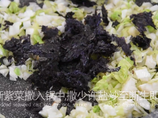 福清番薯丸这么经典的小吃你会做吗?,手撕紫菜撒入锅中，撒少许盐炒至断生即可