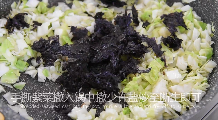 福清番薯丸这么经典的小吃你会做吗?,手撕紫菜撒入锅中，撒少许盐炒至断生即可