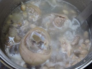 花生猪脚汤,炖2小时后,猪脚胶质,油脂出现后,先捞起,
猪脚剁开,再下锅炖煮2小时,起锅前加盐
调味