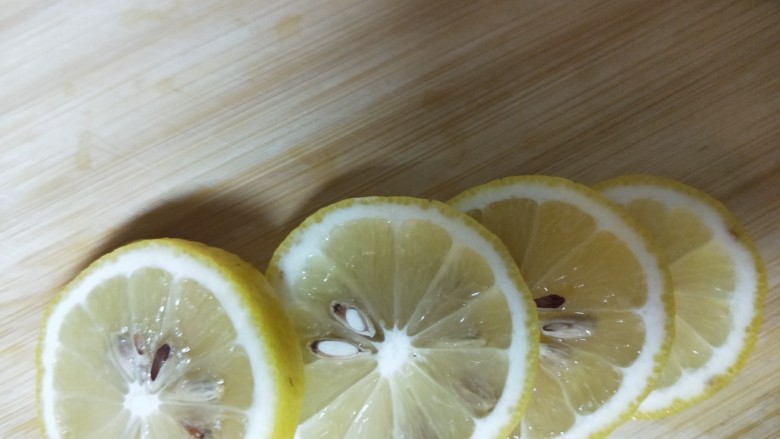 百香果蜂蜜柠檬饮,柠檬切片备用，切片均匀不要太厚或太薄
