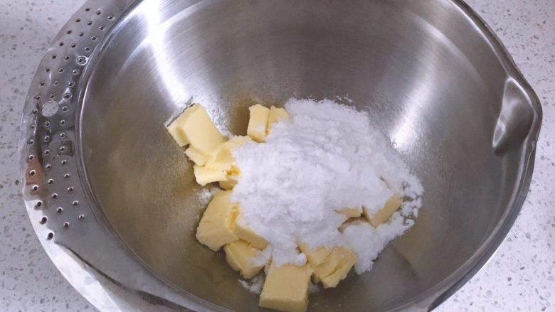 超好吃的红茶栗子磅蛋糕,糖粉加入到软化的黄油中