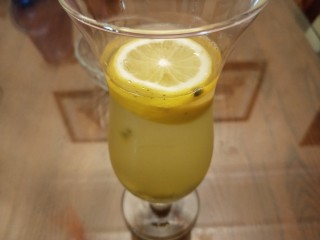 百香果蜂蜜柠檬饮,加入饮用水至杯子八分满