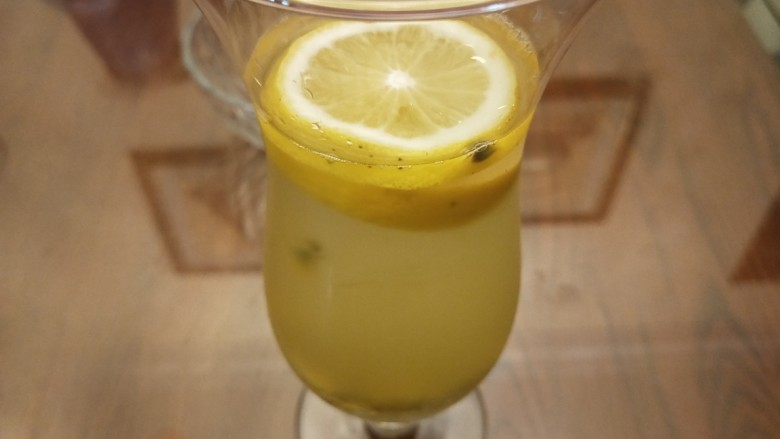 百香果蜂蜜柠檬饮,加入饮用水至杯子八分满