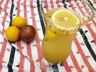 百香果蜂蜜柠檬饮,搅拌均匀，冰冰凉凉的百香果蜂蜜柠檬饮就做好了