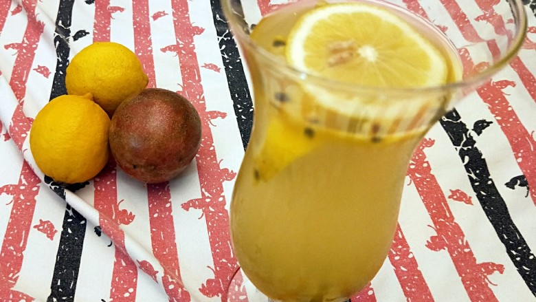 百香果蜂蜜柠檬饮,搅拌均匀，冰冰凉凉的百香果蜂蜜柠檬饮就做好了