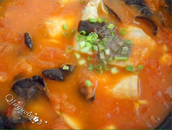 木耳番茄鱼片汤,起锅放葱花和胡椒粉
