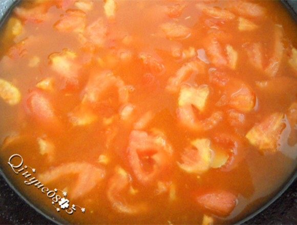 木耳番茄鱼片汤,放适量水煮开
