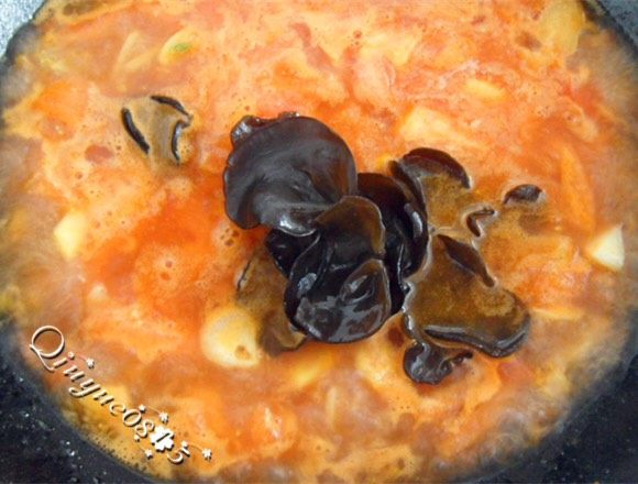 木耳番茄鱼片汤,放木耳煮熟，放盐调味。
