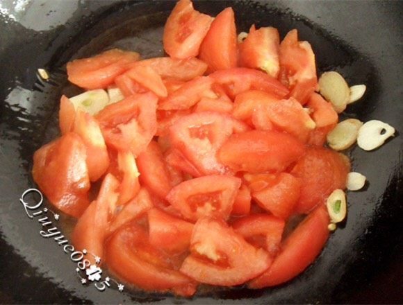 木耳番茄鱼片汤,放西红柿块炒软

