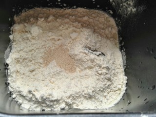 辫子面包(一发),把原料按先液体后固体的顺序全部放入馒头机内桶。