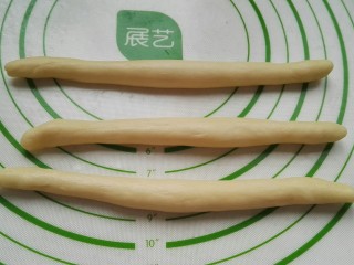 辫子面包(一发),取三个面剂搓成一样长的圆长条。