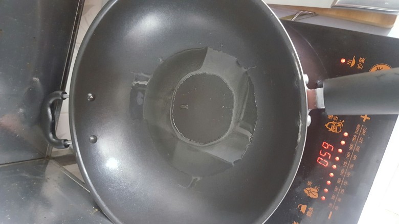 豆瓣炒饭,热锅，锅热后放入油