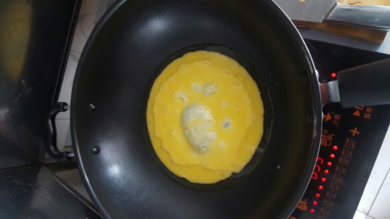豆瓣炒饭,油热后放入鸡蛋，搅拌均匀