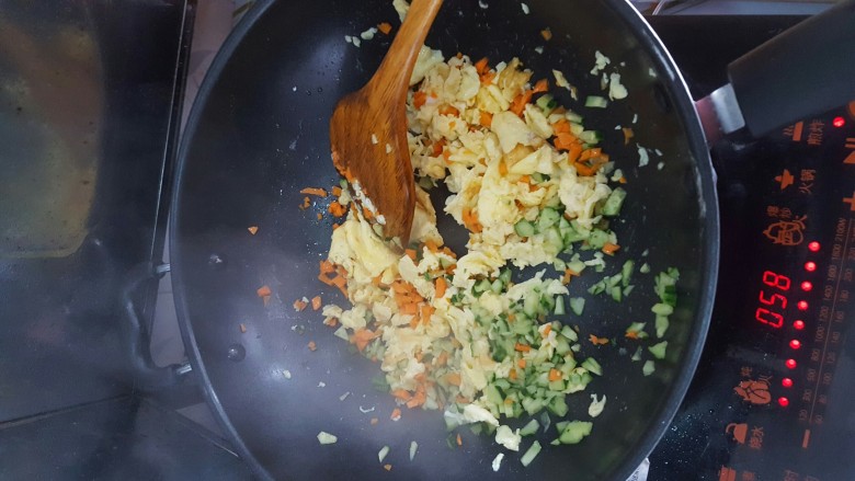 豆瓣炒饭,再放入黄瓜，胡萝卜叮，搅拌均匀