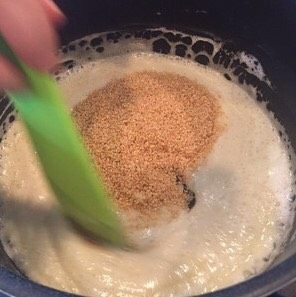 炒米糖,然后加入熟芝麻，并搅拌均匀