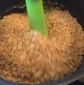 炒米糖,均匀后再加入炒米即可关火，慢慢翻拌均匀