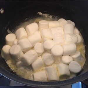 炒米糖,然后加入棉花糖，这时可加入那20g清水，更有助于棉花糖融化，依旧小火，火太大的话容易糊锅